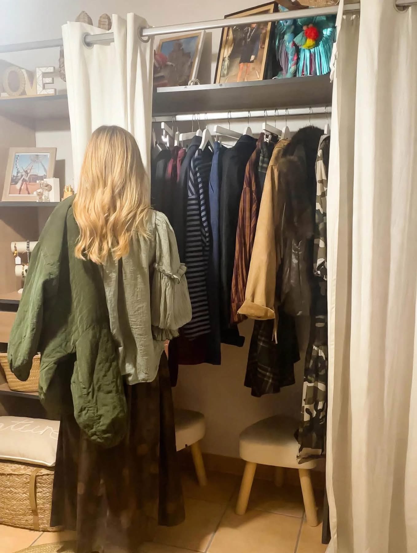 Chemise bohème couleur craie portée avec les autres pièces du look