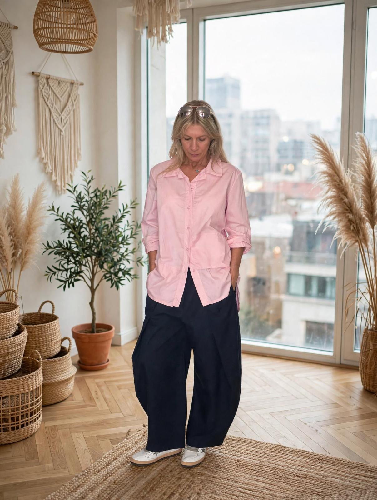 Chemise rose oversize portée de face