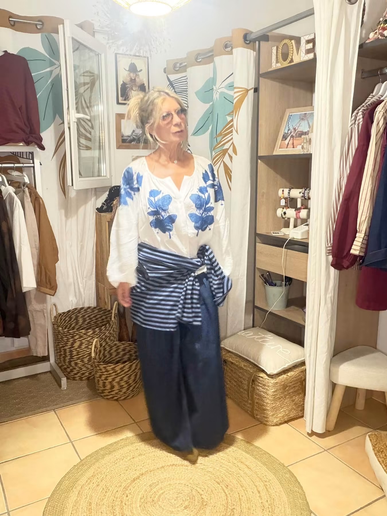 Marinière rayée bleu marine portée nouée à la taille