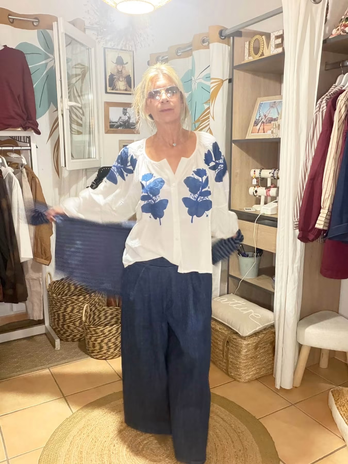 Look bohème Wilder’s Shop avec tunique fleurie et jupe-culotte en jean