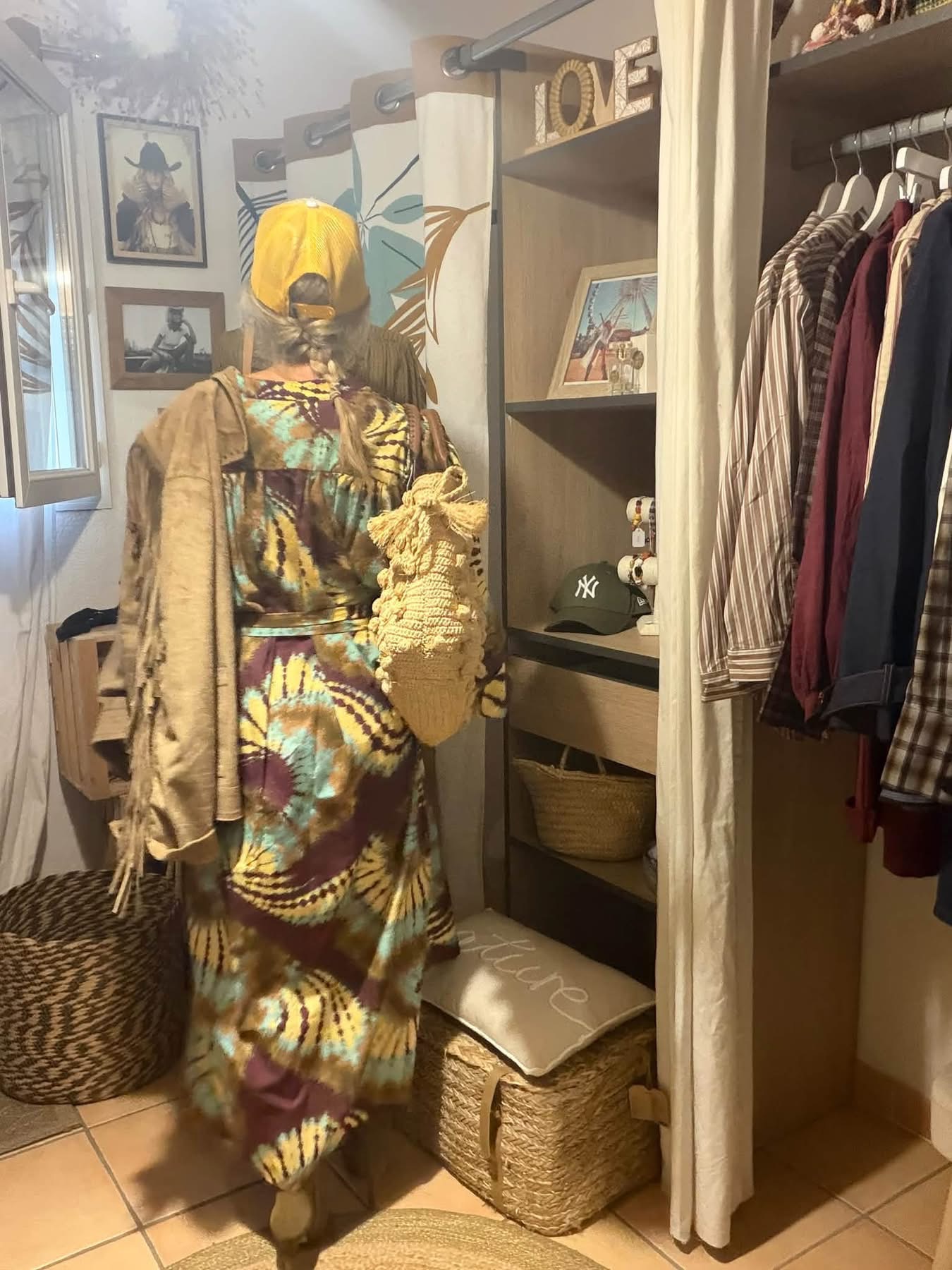 Veste à franges en suédine portée avec les autres pièces du look